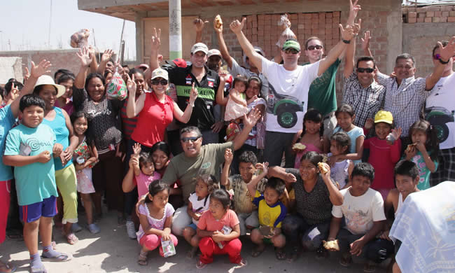 Equipo Alta Ruta 4x4 pasa una linda Navidad con los niños de Pisco