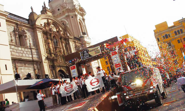 Hino regresa con fuerza a Dakar 2013