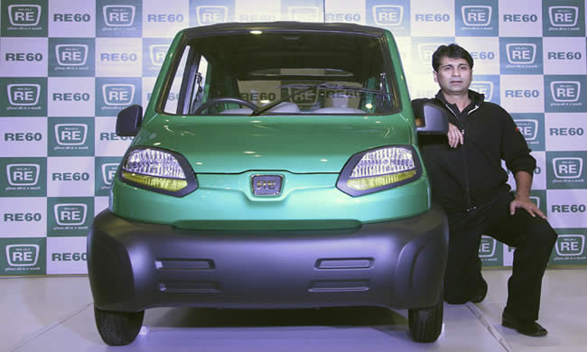 El director ejecutivo de Bajaj Auto, Rajiv Bajaj, junto al nuevo vehículo Bajaj RE60.