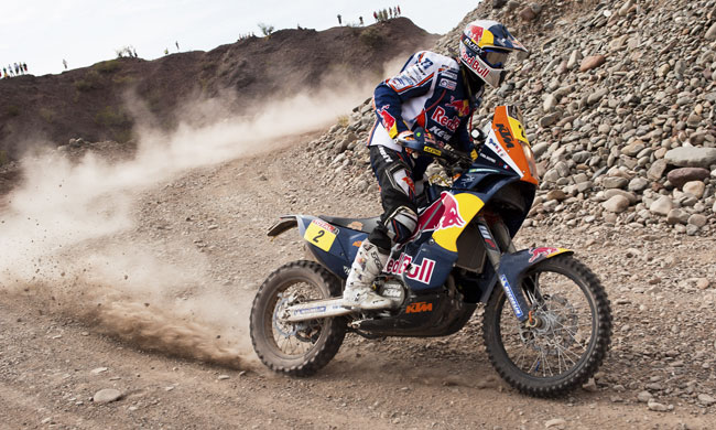 Aprovechándose a la perfección de su tercera posición en la parrilla de salida, Marc Coma ha protagonizado una espléndida actuación en las dunas del final de la especial. Como consecuencia el catalán se alza con su 5ª victoria de etapa en 2012 y, lo que es más, adelanta a su gran rival Cyril Despres en 3'57, recuperando así las riendas de la general por un margen de 1'35. En coches, aunque el estadounidense Robby Gordon es quien se ha llevado el gato al agua al firmar su segunda victoria de etapa en el Dakar 2012, la jornada ha estado marcada por el gran favor de Stéphane Peterhansel, encallado durante largos en las dunas. Sin embargo, al término de la especial, el francés sólo ha cedido 2'49 a Nani Roma, a quien aún saca 20 minutos en la general.