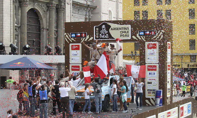 El Binomio delTeam Peruanos al Dakar, conformado por los pilotos Fernando Ferrand del Busto y Fernando Ferrand Malatesta finalizaron esta dura y difícil competencia ubicados en el puesto 46, logrando su objetivo de clasificar entre los mejores 50 en la categoría coches. A bordo de su Volkswagen Amarok llegaron a Lima enteros y sin problemas en su camioneta. Lo mismo sucedió con el trío de Alta Ruta 4x4. Francisco León, Jesús López y Tomás Hiraoka tomaron la casilla 49. Finalmente, Juan Fernando López / Andrés Young completaron la relación de nacionales en el lugar 59.