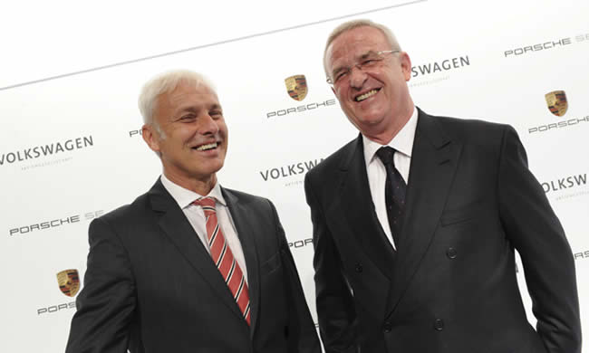 Los jefes de Volkswagen AG y Porsche AG, Martin Winterkorn (der) y Matthias Müller, riéndose durante una rueda de prensa en Wolfburgo, 