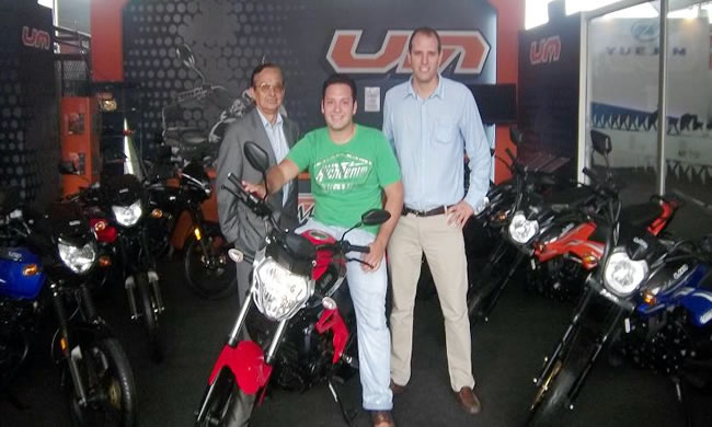 Dr. Victor Cueva Valverde, Notario Público de Lima, Luiggi Huajardo ganador de la XTREET y José Maurichi, Representante de Axur