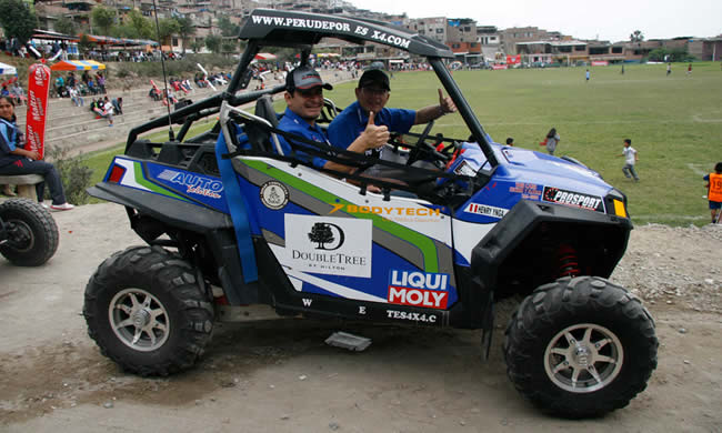 El piloto arequipeño Óscar Rocha, junto con su navegante Henry Ynga