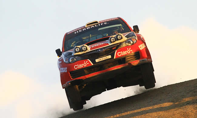 Al término del segundo día de competencia del PWRC, el piloto nacional se mantiene firme en el liderato del Rally Italia con un tiempo de 2:10:49.9 segundos.