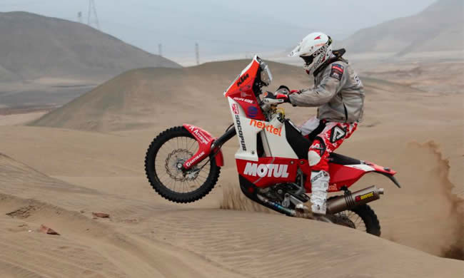 Felipe Ríos llega en el puesto 22 categoría motos