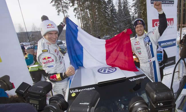Sebastien Ogier (d) y su copiloto, el francés Julien Ingrassa 