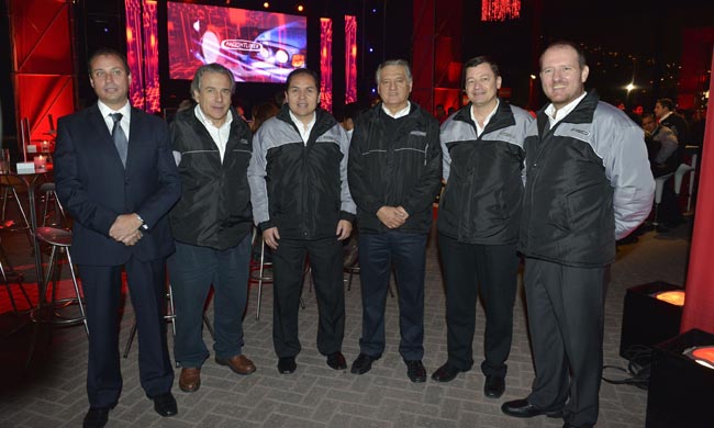José Luis Gallegos, Juan Carlos Consigliere, José Antonio Heredia, Humberto Bernal, Enrique Tang y Rodrigo Santa Maria, representantes de Divemotors y Freightliner