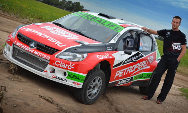 Nicolas Fuchs junto a su Mitsubishi