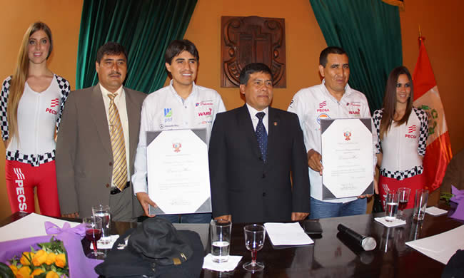 Richard y Ronmel Palomino son reconocidos en el Congreso de la República por su triunfo en Caminos del Inca 2013