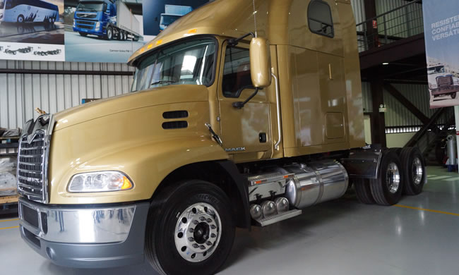 El tracto camión Vision High Rise de Mack