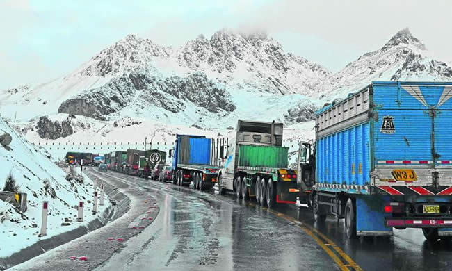 Congestión vehicular de camiones en la carretera Central
