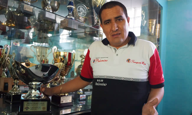 Richard Palomino con el trofeo de Caminos del Inca 2013
