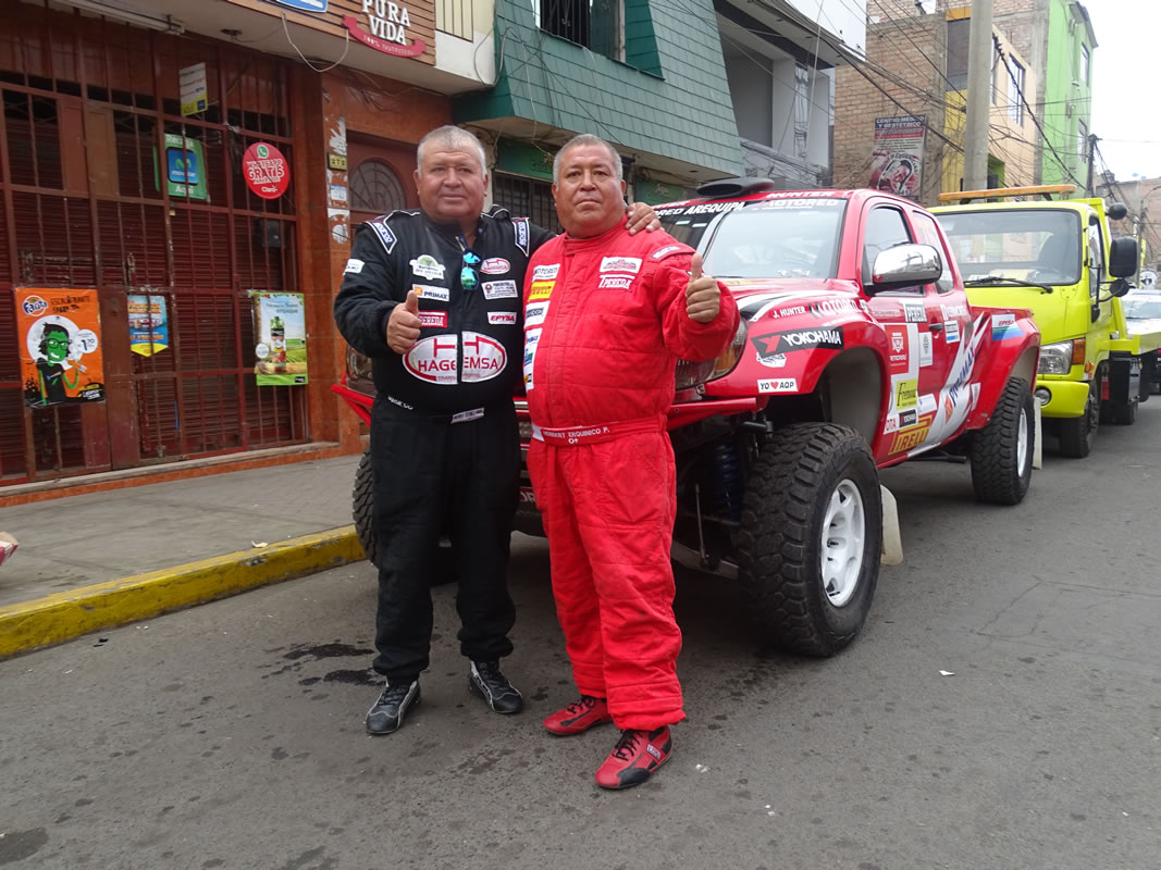 Los hermanos Erquinigo antes del partida en Huaral