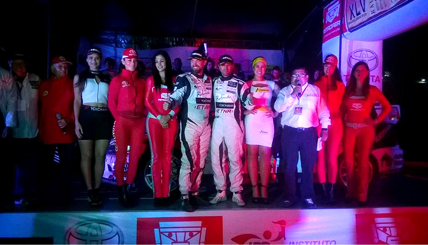 El Bicampeón de Caminos del Inca, piloto Adopta Kan, José Luis Tommasini y “Pinky” Cilloniz