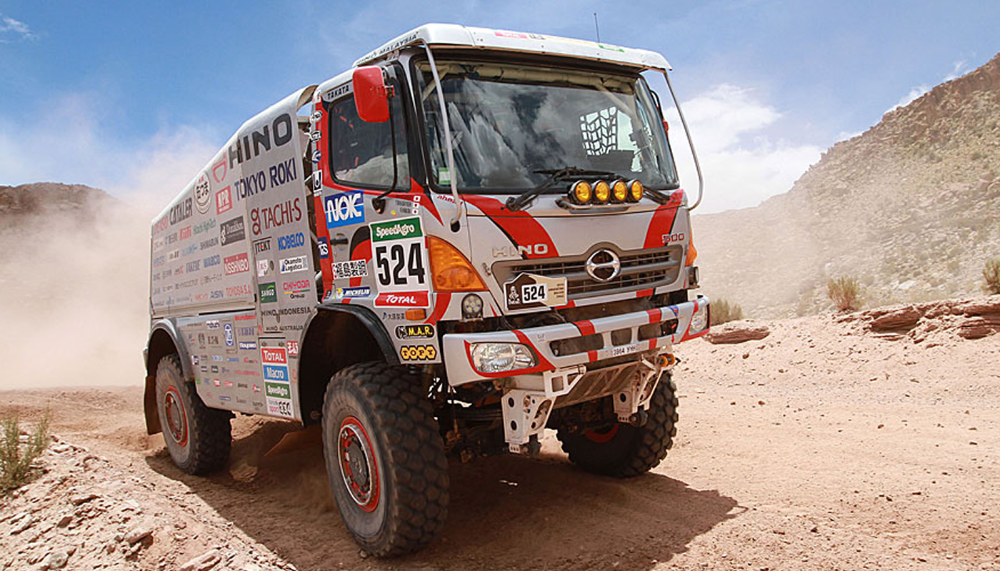 Camiones japoneses vuelven al Dakar