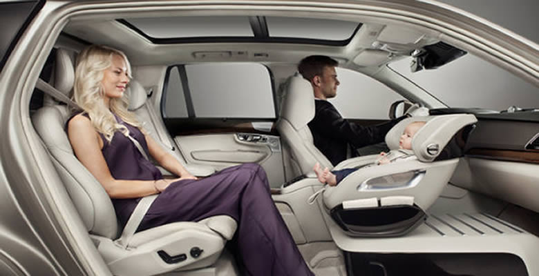 Volvo cambia el asiento del copiloto por una silla para bebés