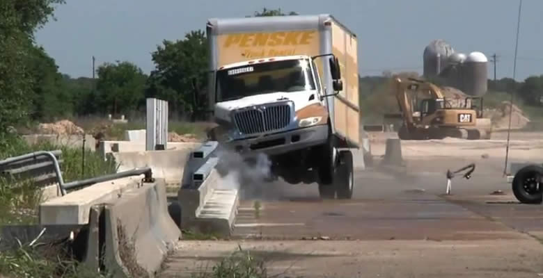 VIDEO: Camiones someten a prueba a impresionantes barreras de concreto