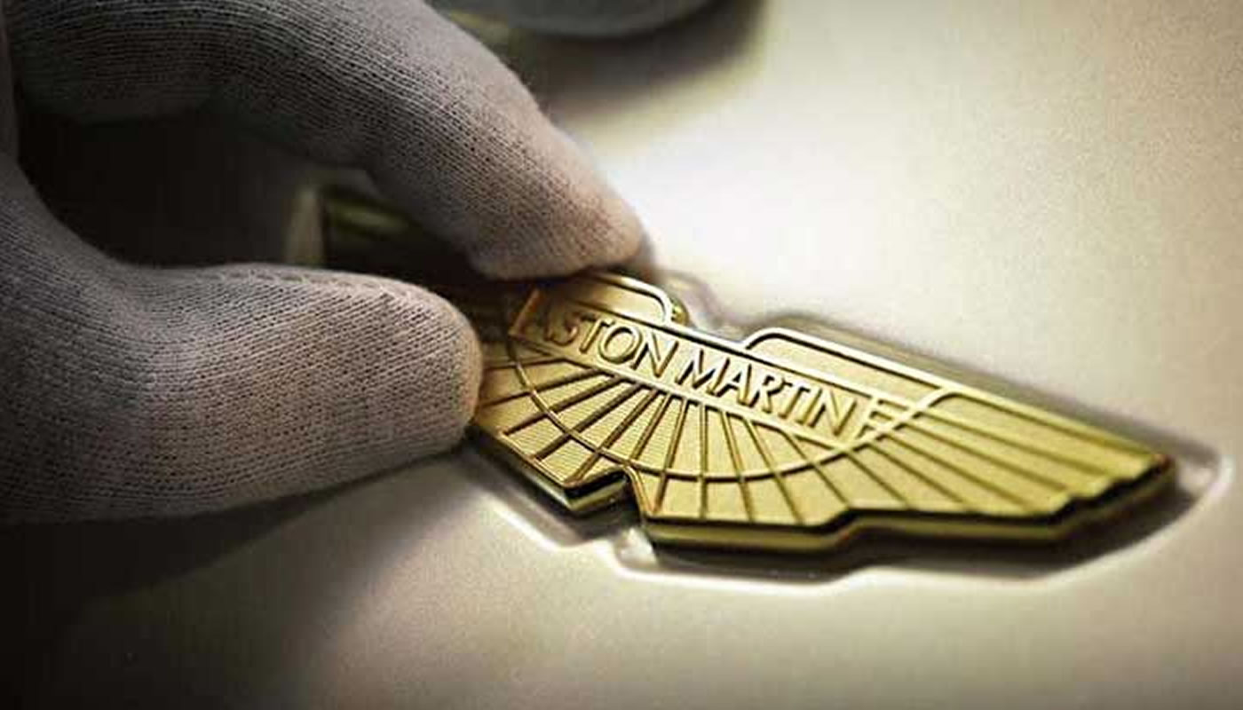 Aston Martin, dedicación en el emblema
