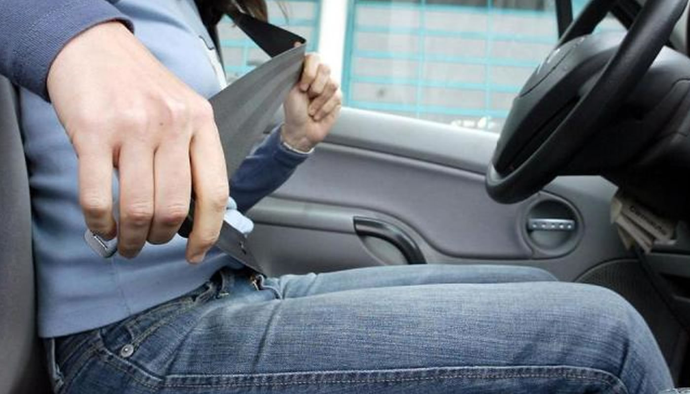 ¿Cómo hay que llevar la corbata cuando llevas el cinturón?