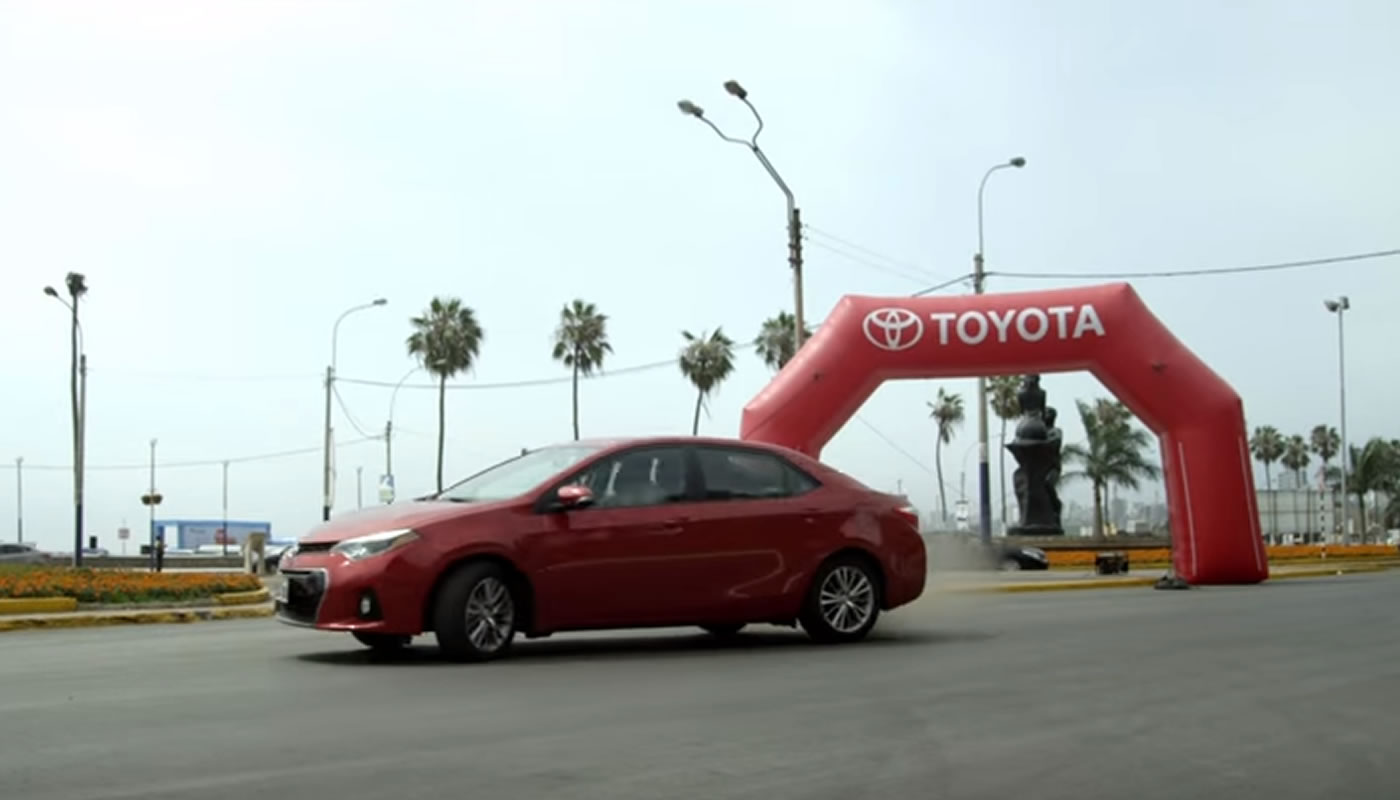 Campeón de drifting sorprendió a pasajero al probar nuevo Toyota Corolla Sport