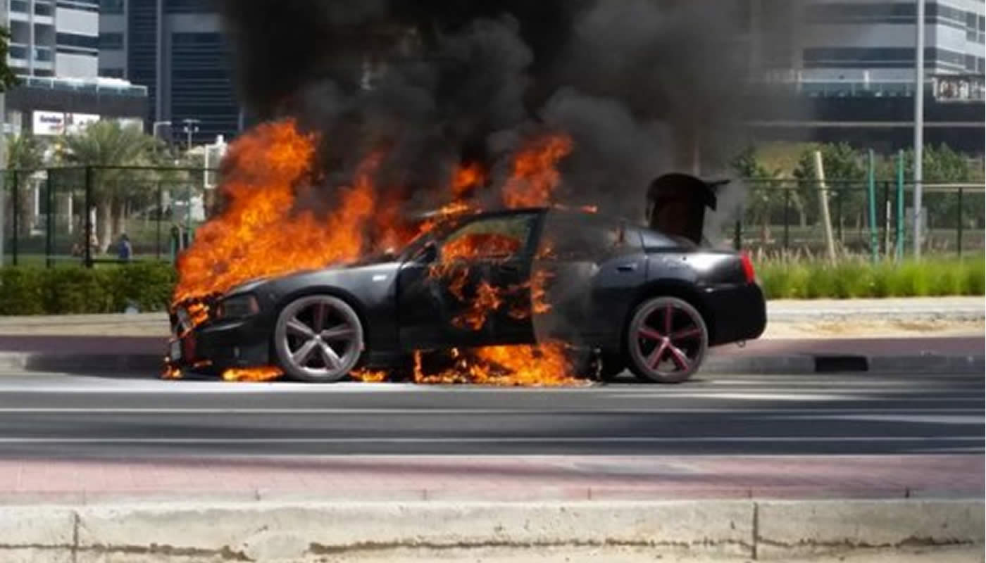 Auto en llamas