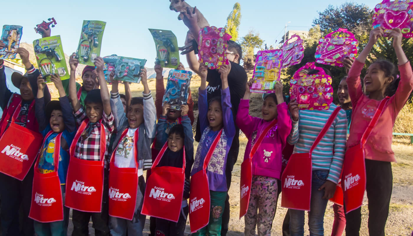 Revista Nitro lleva alegría a niños ayacuchanos