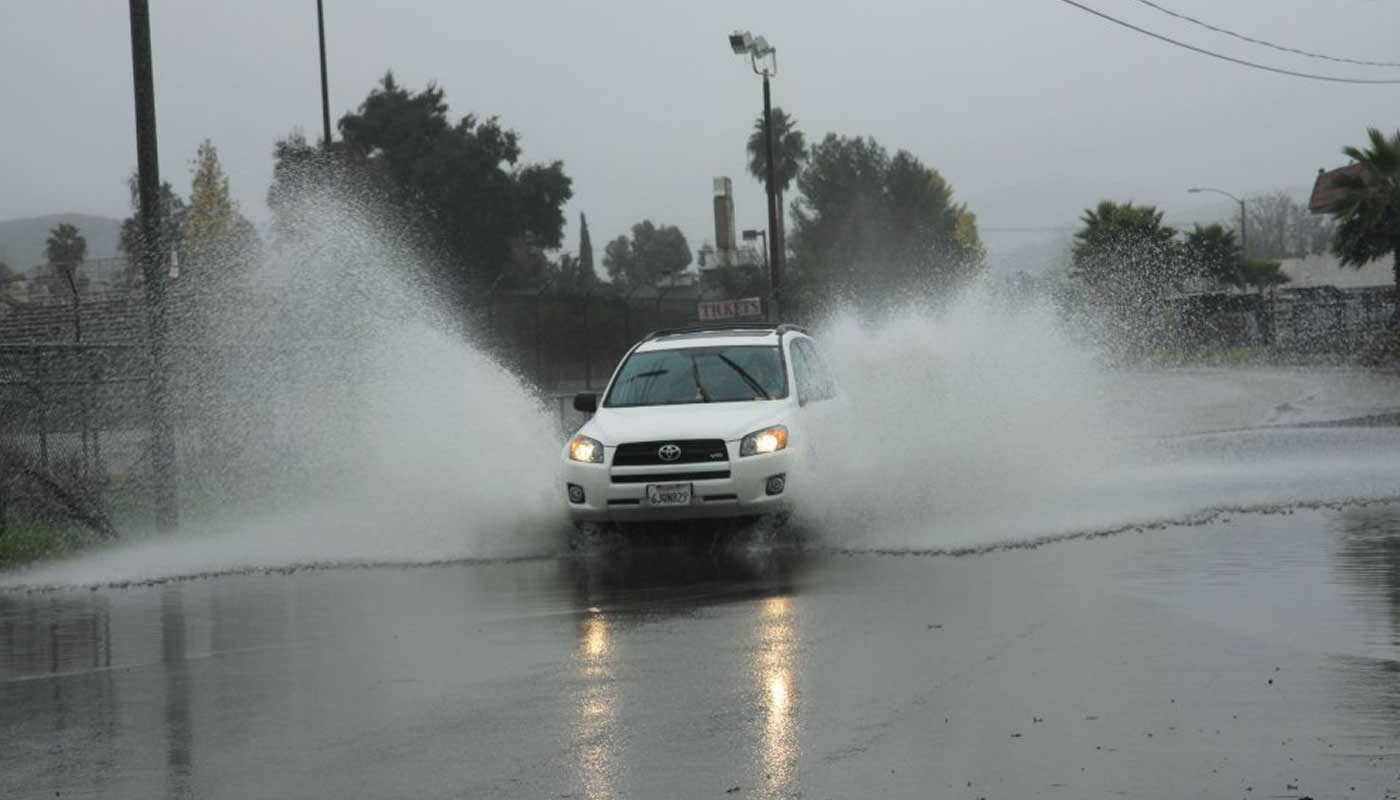 Qué se debe tener en cuenta para manejar en época de lluvias