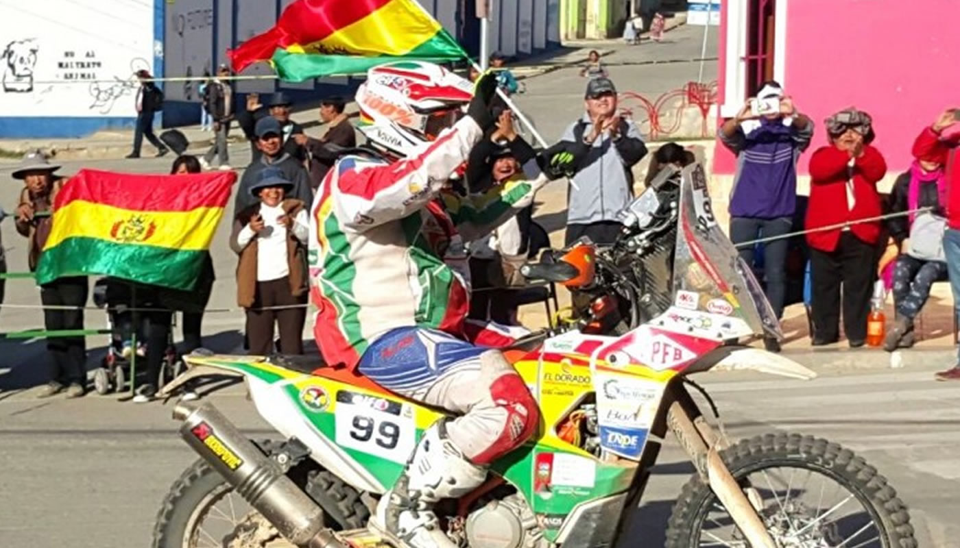 Dakar: PIloto boliviano pide mar para su país al llegar a Uyuni