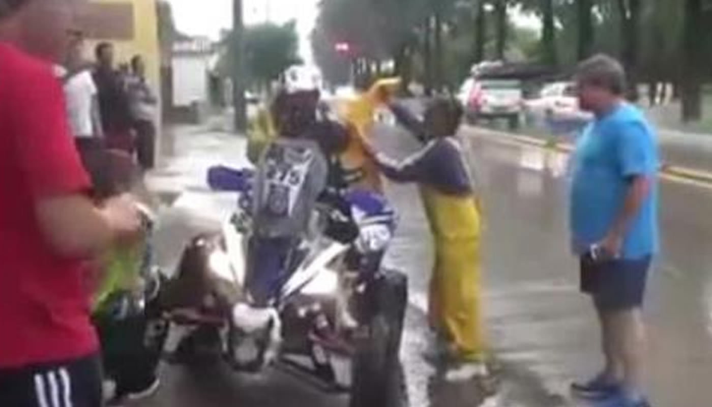 Dakar: Regalan impermeable a piloto sudafricano