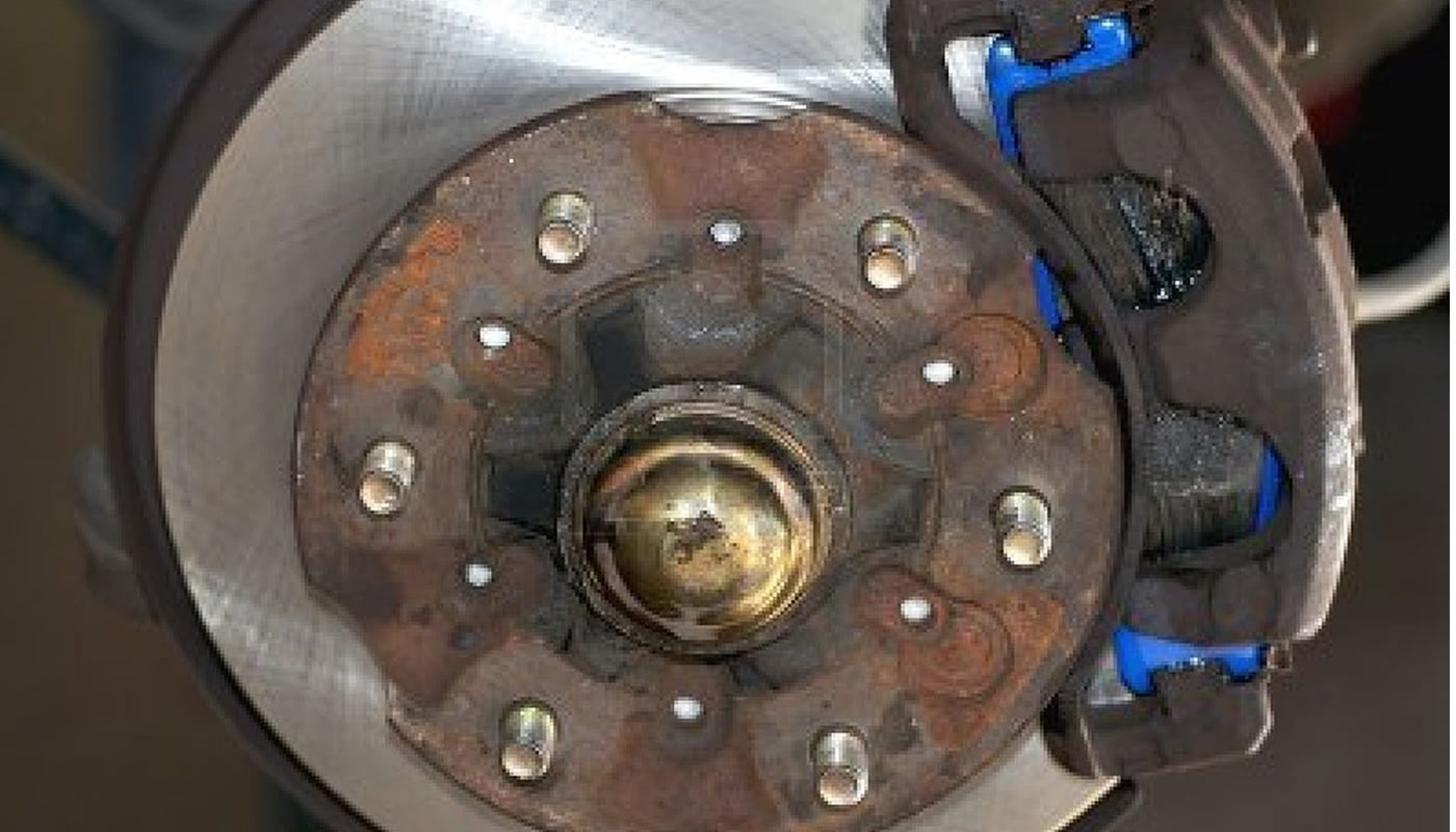 Es una parte esencial del sistema de frenos de disco.