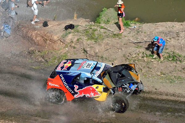 Capó de Carlos Sainz le juega mala pasada en el prólogo del Dakar