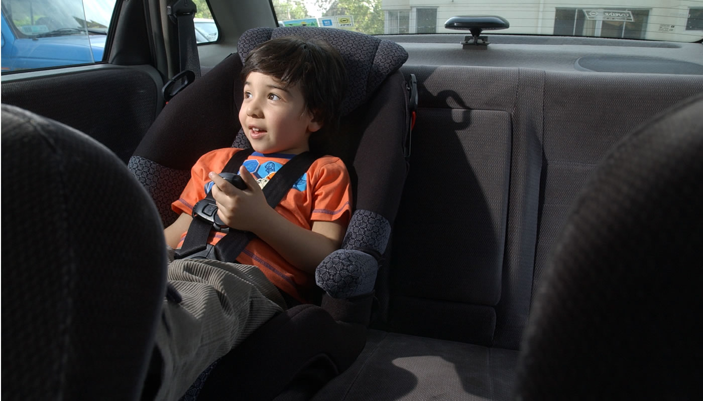 Cuidados al viajar con un niño en el auto