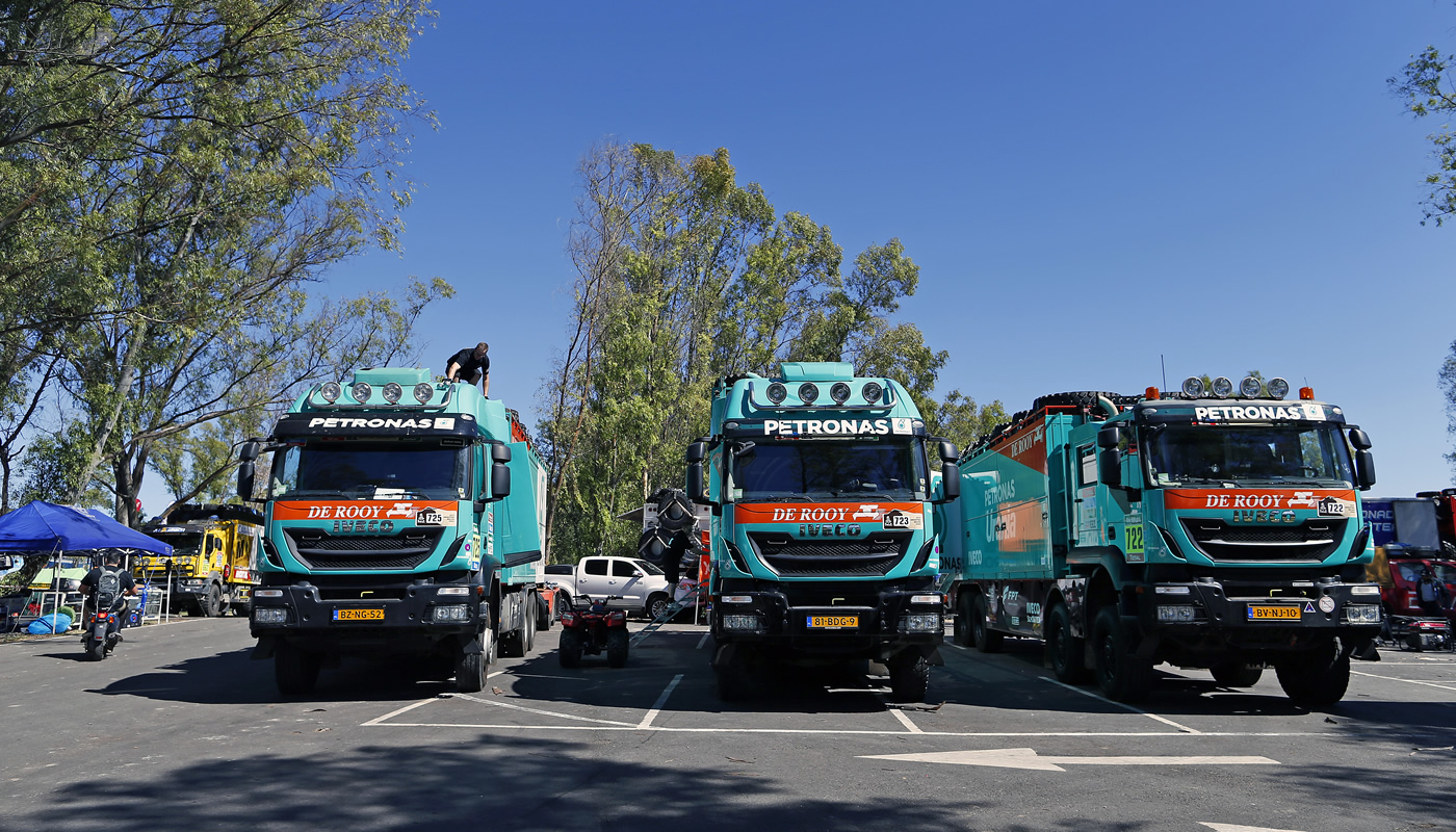 El equipo Petronas De Rooy Iveco inició el viaje hacia el Rally Dakar 2017