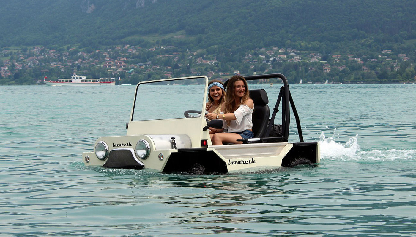 Un coche que circula por tierra y agua