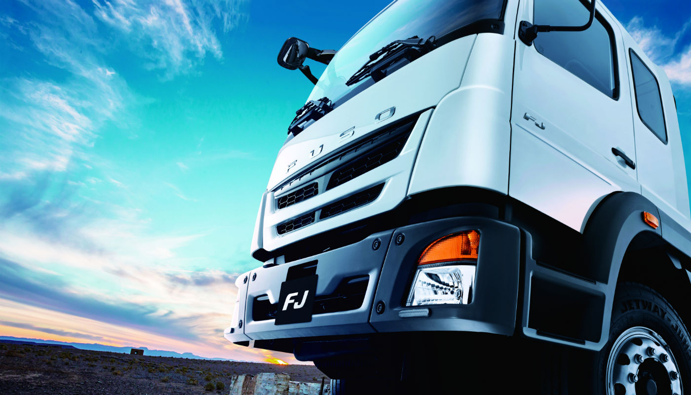 ¿Por qué es importante instalar cámaras y alarmas de retroceso en los camiones?