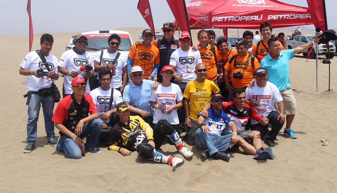 Gran exhibición de pilotos peruanos del Dakar en las dunas de Sarapampa