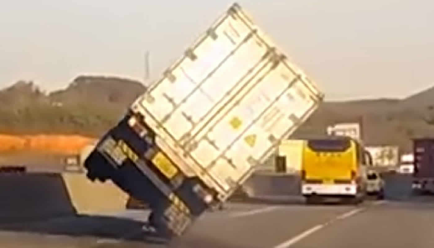 [Video] ¡Impresionante maniobra de camionero!
