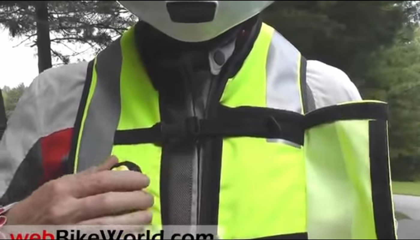 Chaleco inflable protege la vida del motociclista