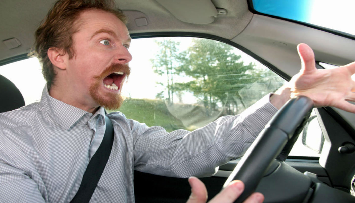 Cinco malos hábitos al volante que ocurren a diario