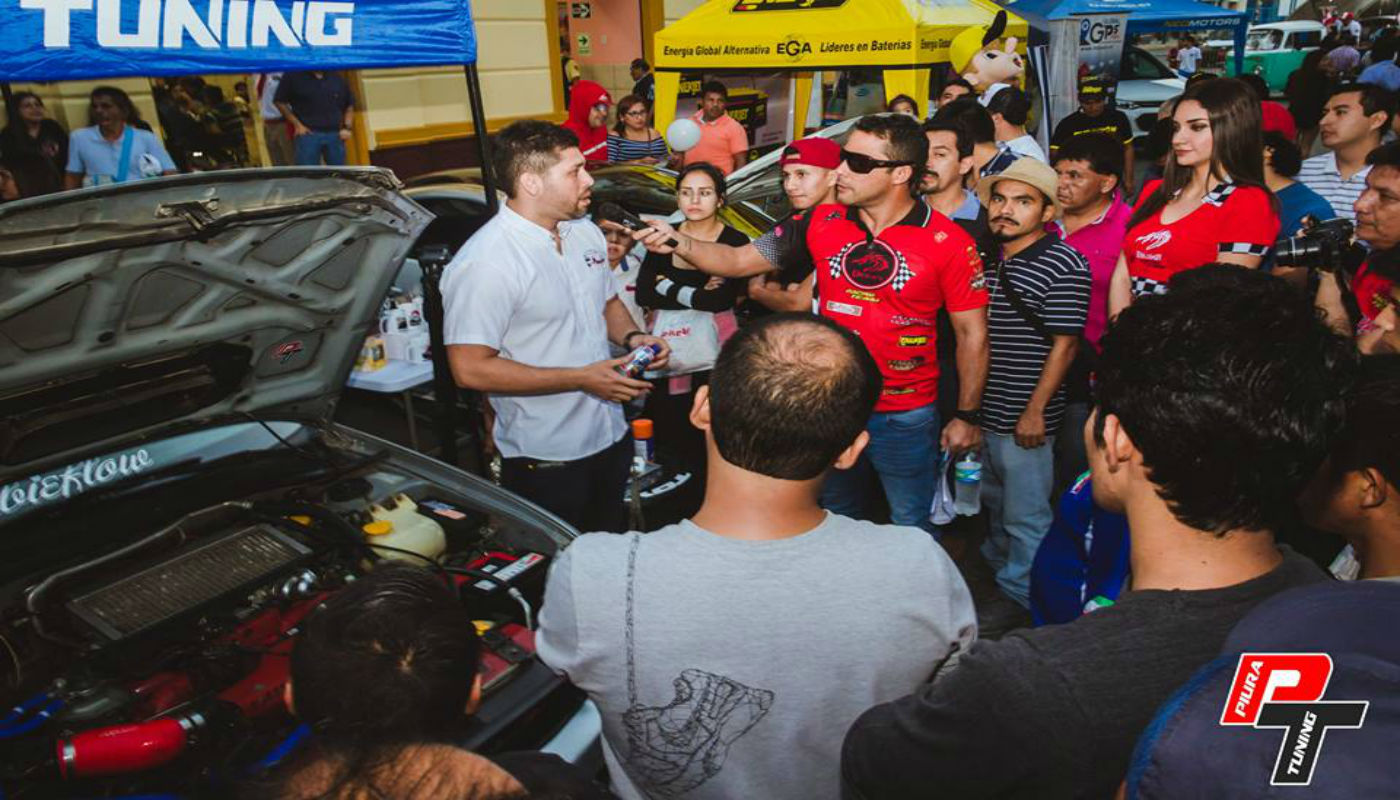 Exhibición de autos clásicos en Piura