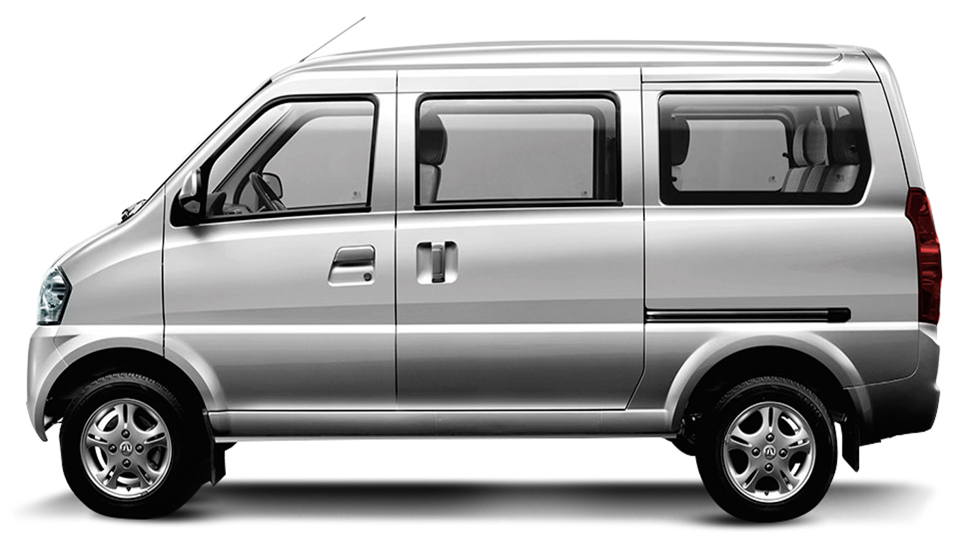 Este vehículo es capaz de albergar una segunda o tercera fila de asientos para los ocho pasajeros que se encuentran dentro. Aparte de brindar confianza y seguridad, posee grandes dimensiones en su interior. 