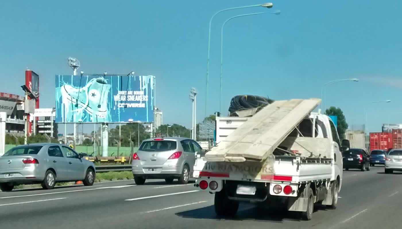 ¿Qué sucede con un camión cuando excede el límite de peso?