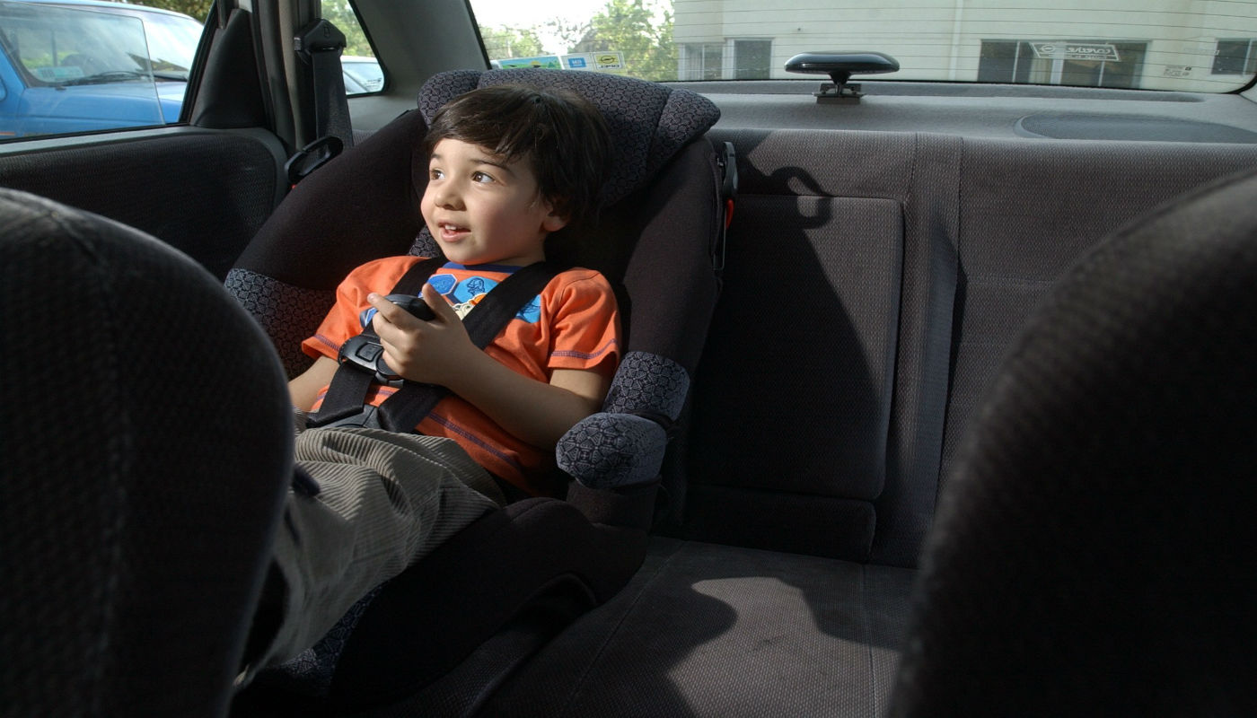 ¿Cómo viajar con tus hijos en el auto?