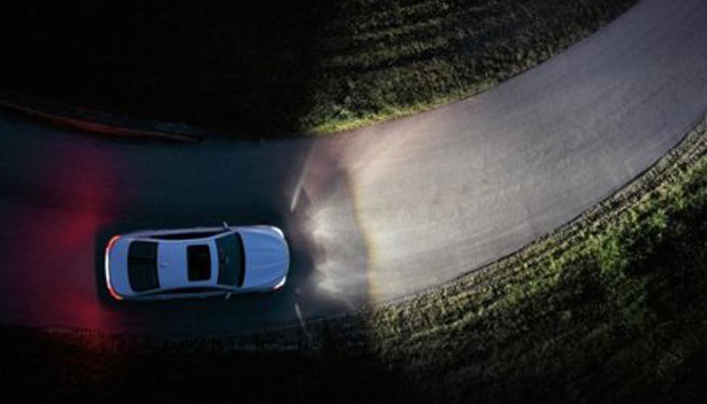 La iluminación es uno de los sistemas de seguridad del vehículo, sobre todo en condiciones de poca luz o poca visibilidad del espacio. Para ello los faros de un auto son imprescindibles.