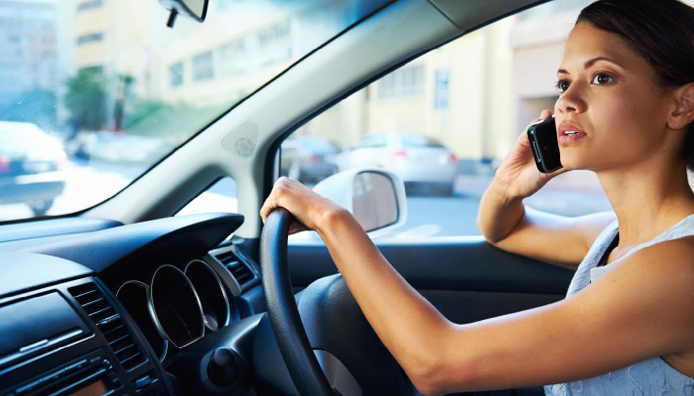 ¿Cuánto perjudica el uso de celular al volante?