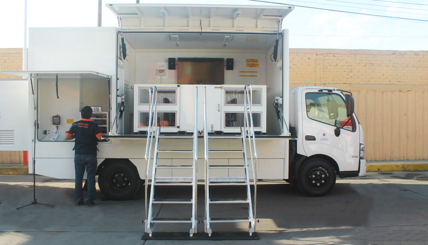 ¿Cómo funcionan los vehículos simuladores de sismo entregados al Indeci?