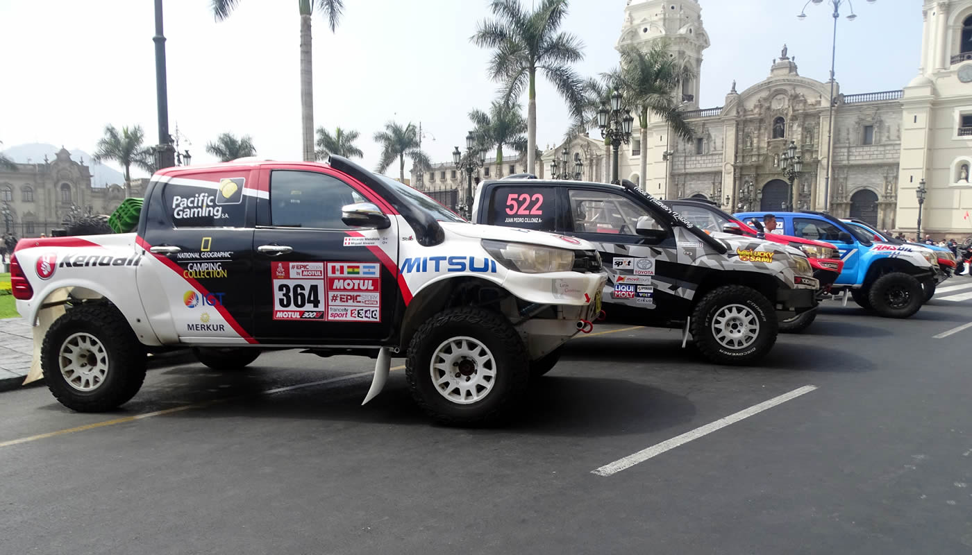 Exposición de los pilotos y vehículos que participarán en el Campeonato de Cross Country