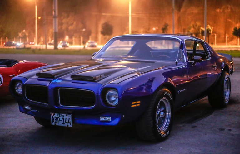 Se trata de un Pontiac Formula Firebird 350 del año 1973. Este carro tiene seguros de calavera y rugido abrumador.