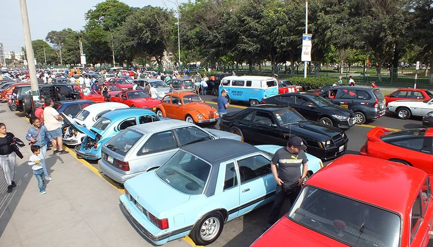 Más de 200 autos clásicos invadieron la av. La Peruanidad y la playa La Herradura.